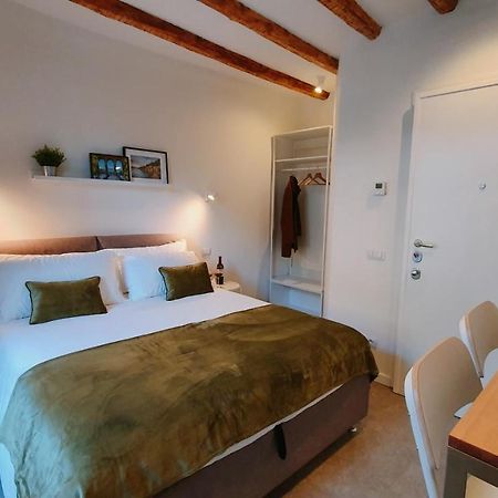 Foscolo 9 Room - Breakfast Como Exteriér fotografie
